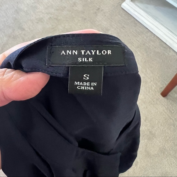 Ann Taylor Silk Navy Blue Blouse Small with pockets V-neck - Picture 4 of 6